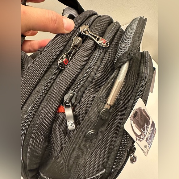 SwissGear - "NWT" Synergy Backpack for 16" Laptop Black and Gray MBS Logo - Picture 4 of 15